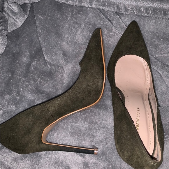 AKIRA Green Pointed Toe High Heels - Picture 7 of 7